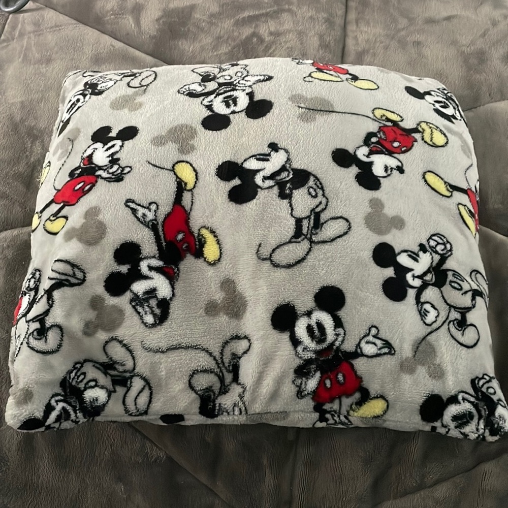 MICKEY MOUSE THROW PILLOWS